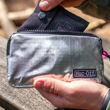 MUC-OFF Essentials Case Silver Smartphone Bag