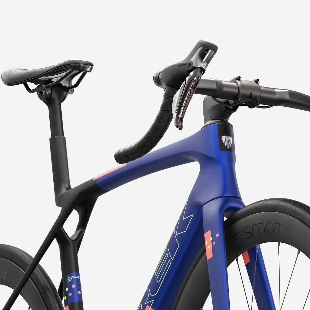 Bicicleta Trek Madone SL 7 Gen 8 Matte Cobalt Blue/Trek Black/Living Coral 2027