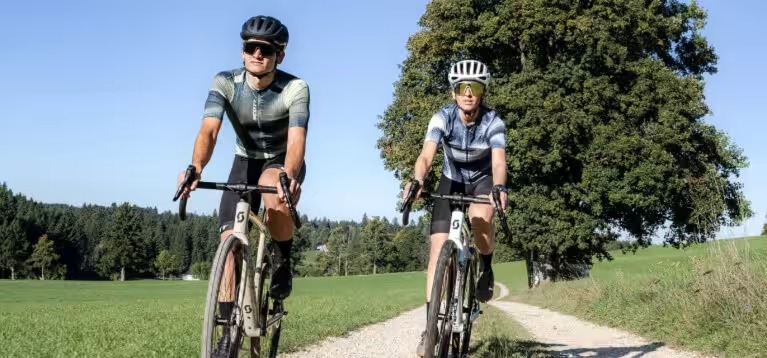 Ciclistas probando bicicletas Scott